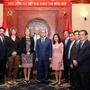 Bí thư Thành ủy Thành phố Hồ Chí Minh Nguyễn Thiện Nhân chụp ảnh lưu niệm cùng các đại biểu. (Ảnh: Xuân Khu/TTXVN)