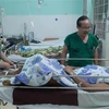 Các bác sỹ chăm sóc bệnh nhân Huỳnh Lý sau ca mổ. (Ảnh: Huỳnh Sơn/TTXVN)