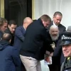 Nhà sáng lập WikiLeaks Julian Assange (giữa, phía sau) bị cảnh sát bắt giữ và áp giải khỏi Đại sứ quán Ecuador ở London ngày 11/4. (Nguồn: Rupity/TTXVN)