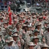 Các thành viên Lực lượng dân quân quốc gia Bolivar tại lễ kỷ niệm ở Caracas, Venezuela. (Nguồn AFP/TTXVN)