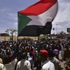 Hàng nghìn người biểu tình tập trung bên ngoài trụ sở quân đội tại thủ đô Khartoum. (Nguồn: AFP/TTXVN)
