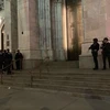 Cảnh sát canh gác bên ngoài nhà thờ St. Patrick. (Nguồn: cnbc.com)