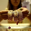 Trưng bày đồ trang sức bằng vàng tại cửa hàng kim hoàn ở Yangon, Myanmar. (Nguồn: THX/TTXVN)