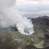 Núi lửa Aso nhả khói và phun tro bụi ngày 17/4. (Nguồn: Kyodo/TTXVN)