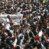 Người biểu tình Sudan tuần hành sau khi Tổng thống Omar al-Bashir bị phế truất, tại thủ đô Khartoum. (Nguồn: AFP/TTXVN)