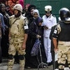 Cử tri Ai Cập xếp hàng chờ bỏ phiếu tại một điểm bầu cử ở Cairo ngày 20/4. (Nguồn: AFP/TTXVN)
