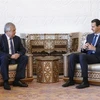 Tổng thống Syria Bashar al-Assad (phải) trong cuộc gặp với Đặc phái viên Nga về vấn đề Syria Alexander Lavrentiev tại Damascus, Syria ngày 19/4. (Nguồn: AFP/TTXVN)
