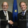 Ngoại trưởng Italy Enzo Moavero (phải) và Ngoại trưởng Pháp Jean-Yves Le Drian (trái) tại cuộc họp báo ở Rome,Italy. (Nguồn: AFP/TTXVN)