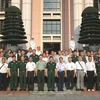 Trung tướng Lê Hiền Vân chụp ảnh lưu niệm cùng các Cựu chiến binh và thân nhân liệt sỹ Trung Quốc. (Nguồn: qdnd.vn)