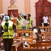 Lực lượng an ninh điều tra tại hiện trường vụ nổ bên trong nhà thờ ở Negombo, phía bắc thủ đô Colombo, Sri Lanka. (Nguồn: AFP/TTXVN)