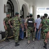 Cảnh sát tuần tra bên ngoài khách sạn Kingsbury ở thủ đô Colombo sau loạt vụ đánh bom khiến ít nhất 200 người thiệt mạng. (Nguồn: THX/TTXVN)