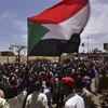 Người biểu tình tập trung bên ngoài tổng hành dinh quân đội ở thủ đô Khartoum, Sudan, phản đối Hội đồng quân sự chuyển tiếp điều hành đất nước. (Nguồn: AFP/TTXVN)