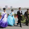 Cô dâu chú rể chụp ảnh lưu niệm tại Thủ đô Bình Nhưỡng. (Ảnh: Phương Hoa/TTXVN)