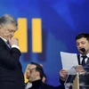 Tổng thống Ukraine đương nhiệm Petro Poroshenko (trái) và ứng viên dẫn đầu tại vòng một Volodymyr Zelensky trong buổi tranh luận trực tiếp tại Kiev ngày 19/4. (Nguồn: AFP/TTXVN)