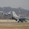 Máy bay F-16 của không quân Mỹ tham gia cuộc tập trận Vigilant Ace giữa Mỹ và Hàn Quốc tại Căn cứ Không quân Osan ở Pyeongtaek, Hàn Quốc, ngày 6/12/2017. (Nguồn: AFP/TTXVN)