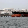 Tàu chở dầu của Iran cập bến đảo Khark, nơi đặt cơ sở khai thác dầu của Iran ở ngoài khơi vùng Vịnh Persian. (Nguồn: AFP/TTXVN)