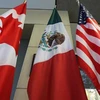 Quốc kỳ Canada, Mexico và Mỹ tại vòng 3 tái đàm phán NAFTA. (Nguồn: AFP/TTXVN)