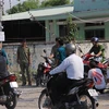 Lực lượng chức năng phong tỏa hiện trường vụ án. (Ảnh: Nguyễn Văn Việt/TTXVN)
