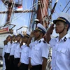 Các thủy thủ trên tàu Lê Quý Đôn thực hiện nghi lễ chào cảng Singapore. (Ảnh do đoàn cung cấp)