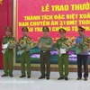 Giám đốc Công an tỉnh Nguyễn Hữu Cầu trao thưởng cho Ban chuyên án. (Nguồn: truyenhinhnghean.vn)