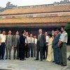 Chủ tịch nước Lê Đức Anh tham quan Điện Thái Hòa (Huế), tháng 3/1995. (Ảnh: Cao Phong/TTXVN)