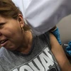 Tiêm vắcxin sởi, quai bị và rubella cho người dân ở New York, Mỹ. (Nguồn: AFP/TTXVN)