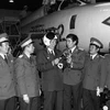 Chủ tịch nước Lê Đức Anh thăm xưởng sửa chữa máy bay của Sư đoàn Không quân 372, ngày 9/1/1996. (Ảnh: Cao Phong/TTXVN)