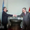 Nhân dịp tham dự Lễ kỷ niệm 50 năm Ngày thành lập Liên hợp quốc (1945-1995), chiều 25/10/1995, tại Trụ sở Liên hợp quốc ở New York (Hoa Kỳ), Chủ tịch nước Lê Đức Anh trao tặng phiên bản trống đồng Ngọc Lũ cho Tổng thư ký Liên hợp quốc Boutros B. Ghali. (Ả