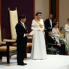 Nhật hoàng Naruhito (trái) phát biểu trong lễ đăng quang tại Hoàng cung ở Tokyo, Nhật Bản. (Nguồn: AFP/TTXVN)