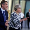 Bộ trưởng Quốc phòng Anh Gavin Williamson (trái) và Thủ tướng Theresa May. (Nguồn: Reuters)