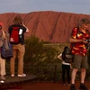 Du khách tham quan núi Uluru. (Nguồn: Getty)