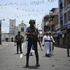 Cảnh sát phong tỏa hiện trường vụ đánh bom nhà thờ St. Anthony ở Colombo, một trong hàng loạt vụ tấn công ở Sri Lanka. (Nguồn: AFP/TTXVN)