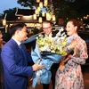 Chủ tịch Ủy ban nhân dân thành phố Hà Nội Nguyễn Đức Chung tặng hoa, chào mừng Công chúa kế vị Thụy Điển Victoria Ingrid Alice Desiree. (Ảnh: Lâm Khánh/TTXVN) 