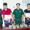 Hai đối tượng vận chuyển ma túy cùng tang vật bị Bộ đội Biên phòng Nam Định bắt giữ. (Ảnh: Văn Đạt/TTXVN phát)