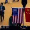 Cờ Mỹ (trái) và cờ Trung Quốc (phải) tại một gian hàng ở Triển lãm nhập khẩu quốc tế Trung Quốc. (Ảnh: AFP/ TTXVN)