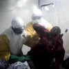 Nhân viên y tế hỗ trợ người nhiễm Ebola tại Trung tâm chăm sóc y tế khẩn cấp ở Beni, CHDC Congo. (Nguồn: AFP/TTXVN)