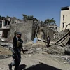 Lực lượng an ninh Afghanistan điều tra tại hiện trường một vụ đánh bom xe nhằm vào văn phòng tổ chức CARE quốc tế ở Shar-e-Naw, Kabul, ngày 6/9/2016. (Nguồn: AFP/ TTXVN)