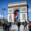 Khách tham quan Khải Hoàn Môn ở thủ đô Paris, Pháp. (Nguồn: AFP/TTXVN)