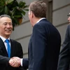 Phó Thủ tướng Trung Quốc Lưu Hạc (trái) bắt tay Đại diện Thương mại Mỹ Robert Lighthizer (giữa) tại vòng đàm phán ở Washington DC, Mỹ. (Nguồn: AFP/TTXVN)