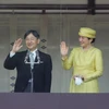 Tân Nhật hoàng Naruhito (trái) và Hoàng hậu Masako (phải) xuất hiện lần đầu tiên trước công chúng kể từ sau khi đăng quang, tại Hoàng cung ở thủ đô Tokyo ngày 4/5. (Nguồn: THX/TTXVN)