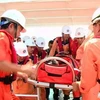 Lực lượng cứu hộ đưa ngư dân lên đất liền cấp cứu. Ảnh minh họa. (Ảnh: Nguyên Linh/TTXVN)