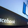 Biểu tượng Facebook tại lối vào trụ sở công ty này ở bang California, Mỹ. (Nguồn: AFP/TTXVN)