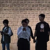 Một nhóm các bạn trẻ sử dụng điện thoại di động tại Seoul, Hàn Quốc. (Nguồn: AFP/TTXVN)