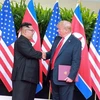 Nhà lãnh đạo Kim Jong-un (trái) và Tổng thống Mỹ Donald Trump tại Singapore. (Nguồn: EPA/TTXVN)