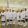 Đại sứ Ngô Đức Mạnh (thứ 2 từ trái qua) và đoàn công tác đến thăm Nhà máy chế biến thịt bò của Công ty Miratorg. (Ảnh: Dương Trí/TTXVN)