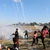 Binh sỹ Israel bắn đạn hơi cay về phía người biểu tình Palestine trong cuộc đụng độ tại khu vực biên giới Israel và Dải Gaza ngày 19/4. (Nguồn: THX/TTXVN)
