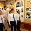 Phó Thủ tướng Vũ Đức Đam thăm phòng trưng bày. (Nguồn: baochinhphu.vn)