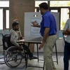 Cử tri Ấn Độ bỏ phiếu tại điểm bầu cử ở New Delhi. (Nguồn: AFP/TTXVN)