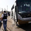 Hiện trường vụ nổ nhằm vào xe buýt chở khách du lịch gần Cairo, Ai Cập. (Nguồn: THX/TTXVN)