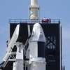 Tên lửa đẩy Falcon 9 của SpaceX và tàu vũ trụ Dragon tại Trung tâm không gian Kennedy ở Florida, Mỹ. (Nguồn: AFP/TTXVN)